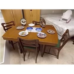 WALNUT TABLE & 4 DINING CHAIRS - 36" X 50" TABLE TOP - VINTAGE