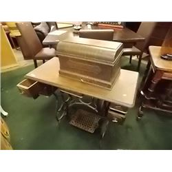 VINTAGE TREDLE SEWING MACHINE - STANDARD