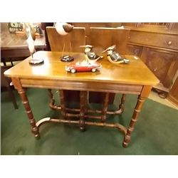 VINTAGE EXPANDABLE GATE LEG TABLE