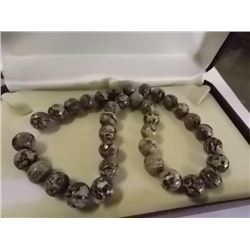 CHAIN OF AGATE BEADS - 36