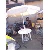 Image 1 : PATIO TABLE WITH UMBRELLA