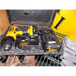 DEWALT 18VOLT - DRILL KIT - 4 PC