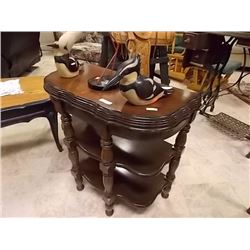 VINTAGE SOLID WOOD ACCENT TABLE - D-TABLE