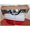 Image 1 : CAMPING LOT INCL RUBBERMAID COOLER & 3 PERSON DOME