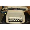 Image 1 : VINTAGE ROYAL TYPEWRITER