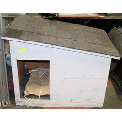 LARGE DOG HOUSE WITH SHINGLES AND HEATED MAT