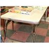 Image 1 : 1950'S FORMICA DINING ROOM TABLE WITH 2 LEAVES