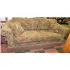 Image 1 : ESTATE VINTAGE STYLE SOFA WITH ACCENT PILLOWS