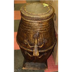 WICKER CONTAINER/TABLE