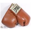 Image 1 : ESTATE VINTAGE EVERLAST 10 OZ BOXING GLOVES