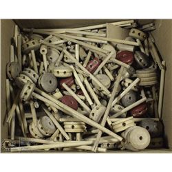 BOX OF OVER 600 WOODEN MECHANICAL TINKERTOYS