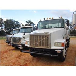 1988 VOLVO WATER TRUCK, VIN/SN:1WUVDCME6JN128421 - T/A, CUMMINS DIESEL ENG, 10 SPD TRANS, DOUBLED TA