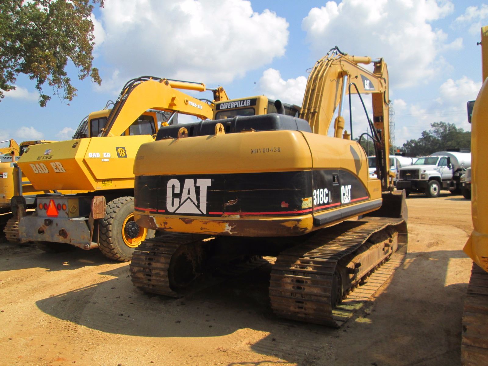 2005 CAT 318CL HYDRAULIC EXCAVATOR, VIN/SNMDY00438 8'10" STICK, 41" BUCKET, ECAB W/AIR, METER REA