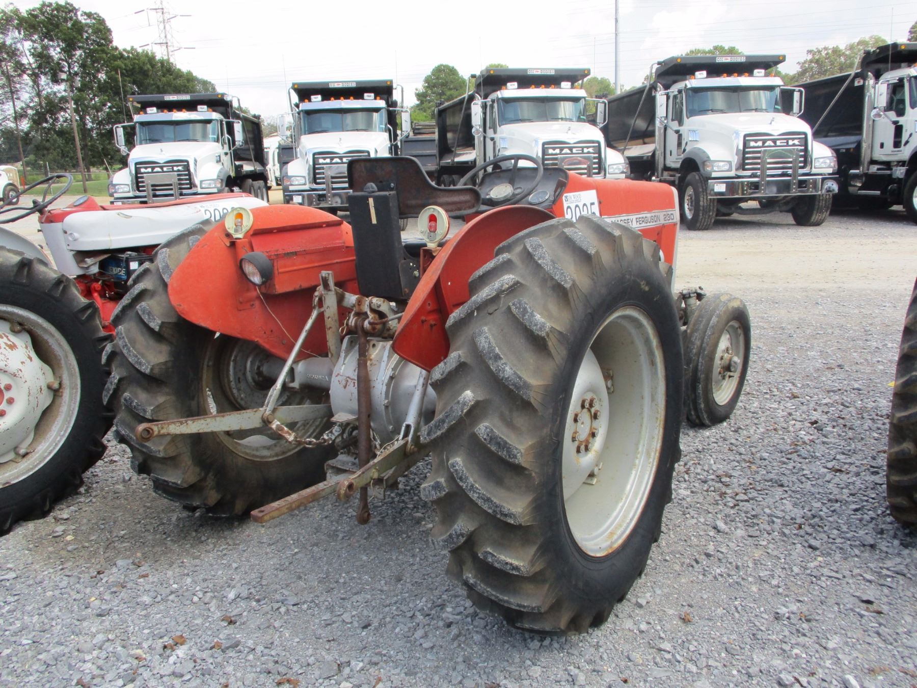 MASSEY FERGUSON 230 FARM TRACTOR, VIN/SN305696 3 PTH, PTO J.M