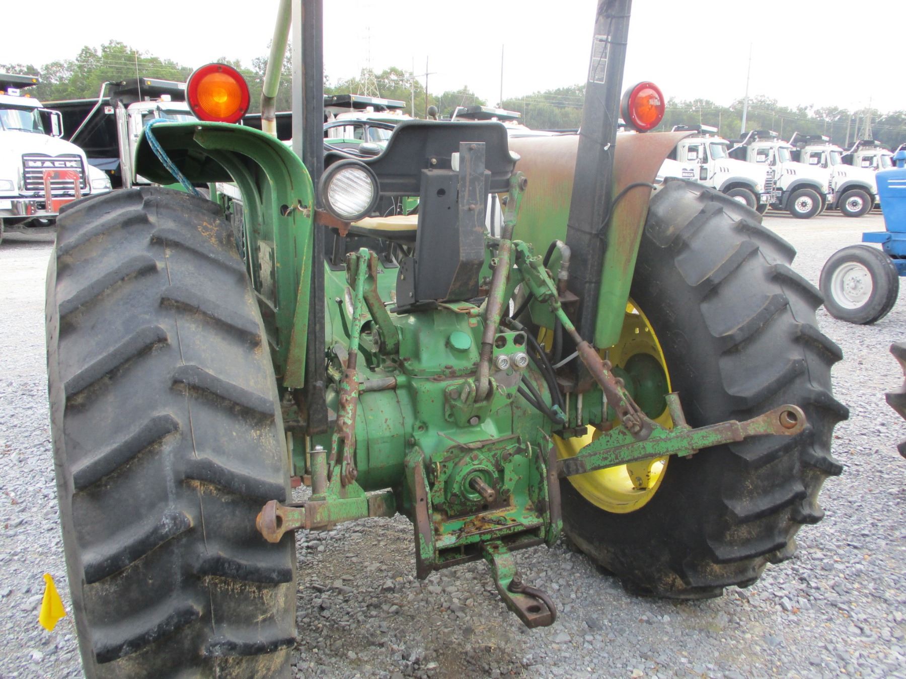 1990 JOHN DEERE 2555 FARM TRACTOR, VIN/SN686465 3 PTH, PTO, 1 HYD
