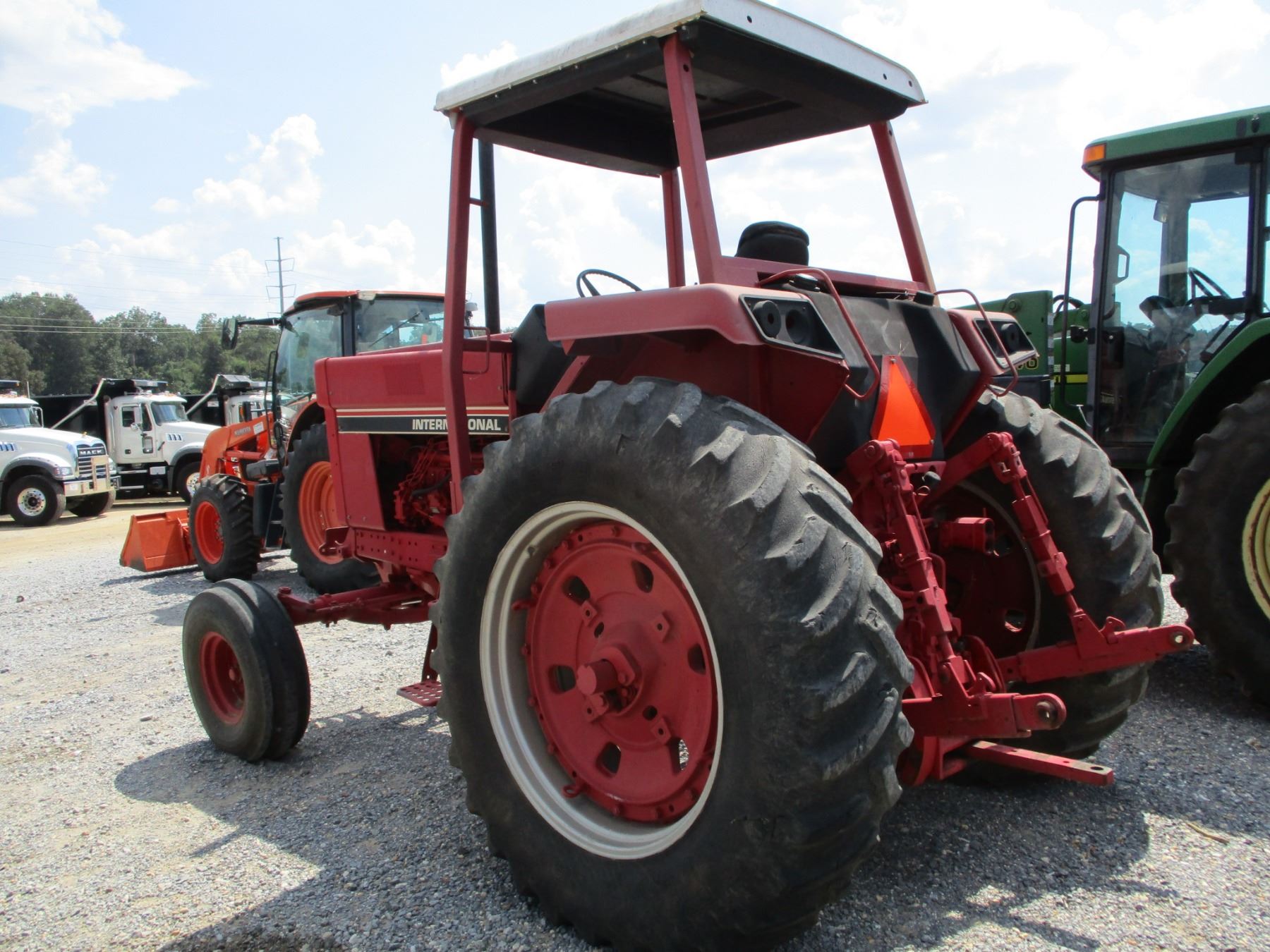 INTERNATIONAL FARM TRACTOR, VIN/SN106074 3 PTH, PTO, 2 REMOTES