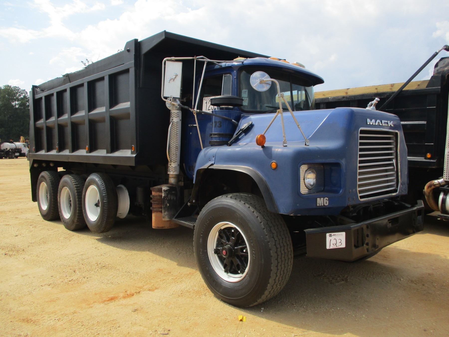 2000 MACK DM690S DUMP, VIN/SN1M2B209C9YM027598 TRIAXLE, 350 HP MACK