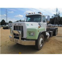 1995 MACK RB690S ROLL OFF TRUCK, VIN/SN:1M2AM20C8SM002651 - TRI-AXLE, MACK DIESEL ENG, 7 SPD MACK TR