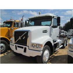 2011 VOLVO TRUCK TRACTOR, VIN/SN:4V4KC9EH6BN535198 - T/A, 435 HP D13 VOLVO DIESEL ENG, A/T, 40K REAR