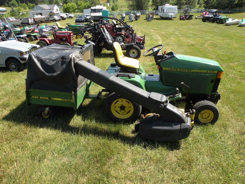John Deere 425 AWS w/power flow bagger & cart SNM00425B032521