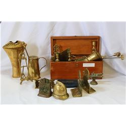 WOOD BOX OF BRASS WARES AND TRAY OF BRASSWARE