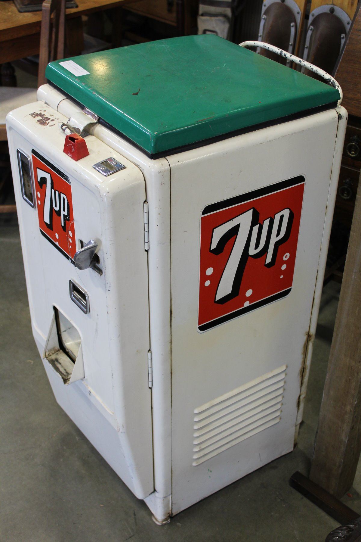 ANTIQUE 7-UP MACHINE IN GOOD ORIGINAL CONDITION WITH LIFT TOP