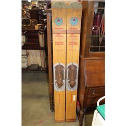 PAIR OF FLEA JACKSON JUMPER HYDROFLITE WATER SKIIS