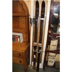 ORIGINAL CONDITION ANTIQUE SKIIS CHALET BY HARVEY E.DODS LTD AND POLES