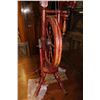 Image 2 : ANTIQUE SPINNING WHEEL