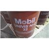Image 1 : 4 - 18.9 litre mobile univis N-C 32 hydrolic quality oil