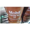 Image 1 : 4 - 18.9 litre mobile univis N-C 32 hydrolic quality oil