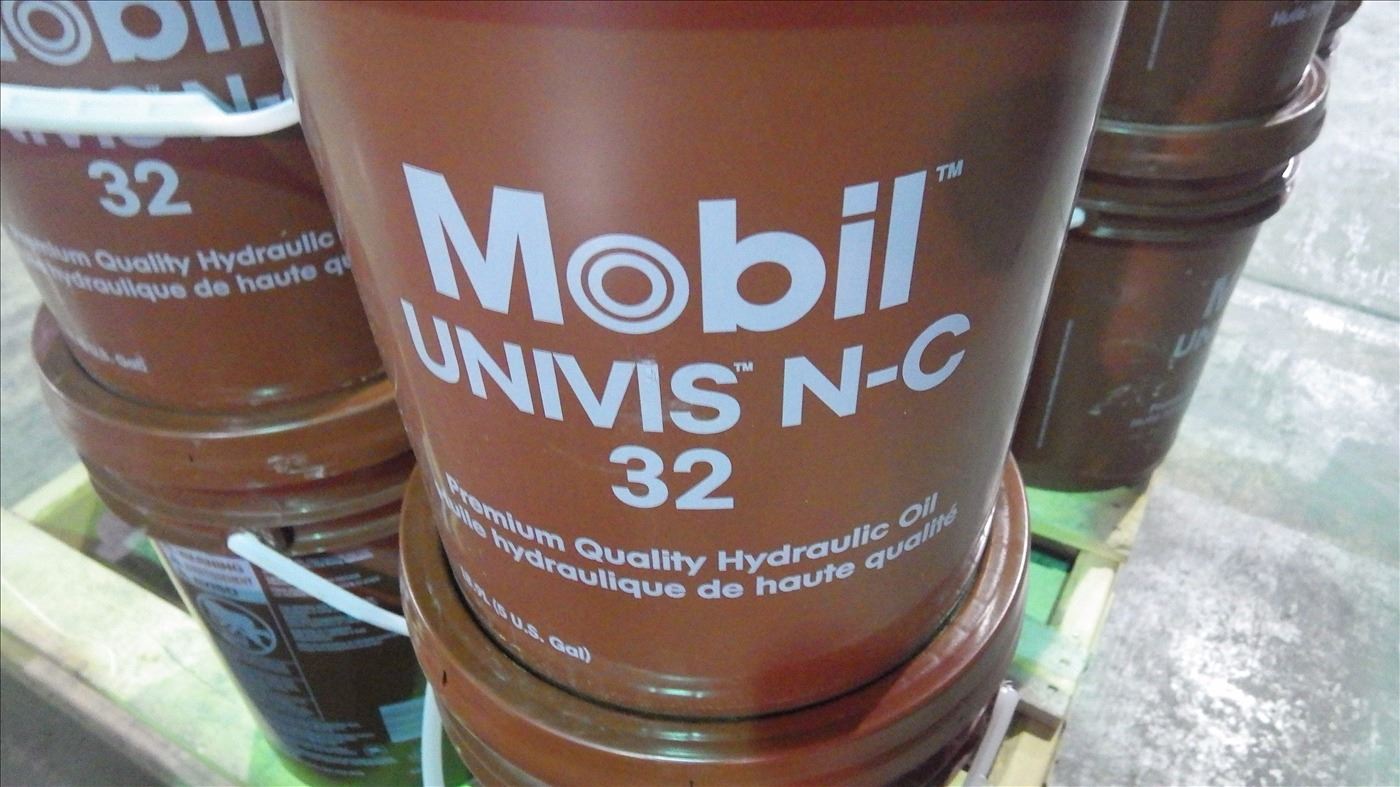 4 18.9 litre Mobile Univis NC 32 Premium quality hydraulic oil