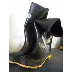 NEW PAIR OF DUNLOP STEEL TOED/STEEL SHANKED RUBBER BOOTS SIZE 10 (SEIZED FREIGHT)