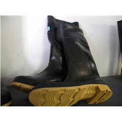 NEW PAIR OF DUNLOP STEEL TOED/STEEL SHANKED RUBBER BOOTS SIZE 10 (SEIZED FREIGHT)