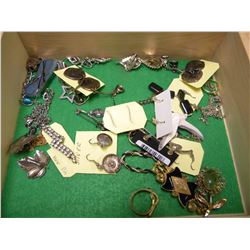25 PIECES OF JEWELLERY IN BOX