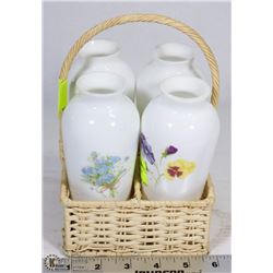 DECORATIVE FLOWER VASES IN WICKER CARRYING BASKET