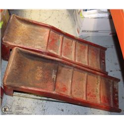 PAIR OF USED RED VEHICLE RAMPS