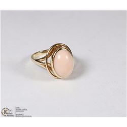 14K YELLOW GOLD AND OVAL CABOCHON CORAL RING W/COA