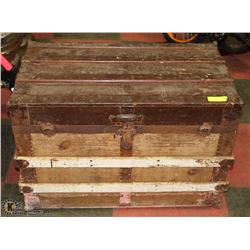 ANTIQUE WOOD / METAL TRUNK 32X21X19