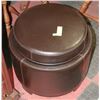 Image 1 : ROUND LEATHERETTE CONVERTIBLE STOOL/TRAY/OTTOMAN