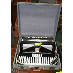 VINTAGE NATIONAL BRAND GERMAN ACCORDIAN