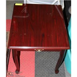 CLASSIC WOOD TONE END TABLE