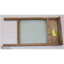 VINTAGE CLOTHES WASHING SCRUB BOARD