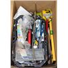 Image 1 : BOX WITH ASSORTED CARPET LAYER TOOLS INCL SCRAPERS