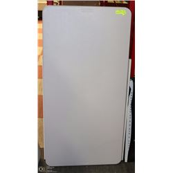 4' PLASTIC WHITE TABLE WITH FOLDING LEGS