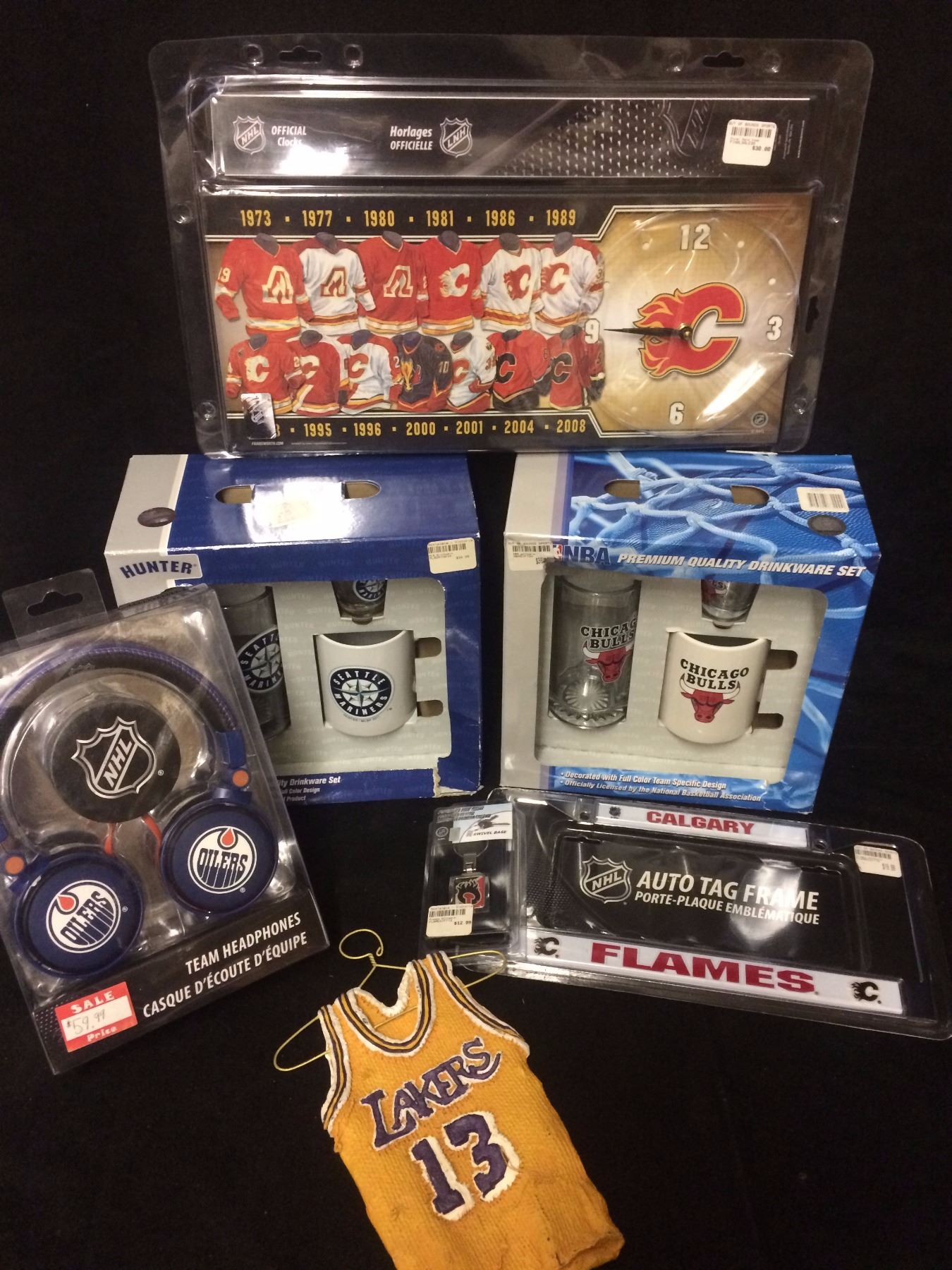 SPORTS FAN SOUVENIR LOT (VARIOUS SPORTS TEAMS)