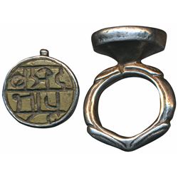 Signet ring with round brass plaque held in a silver bezel,  11.57g