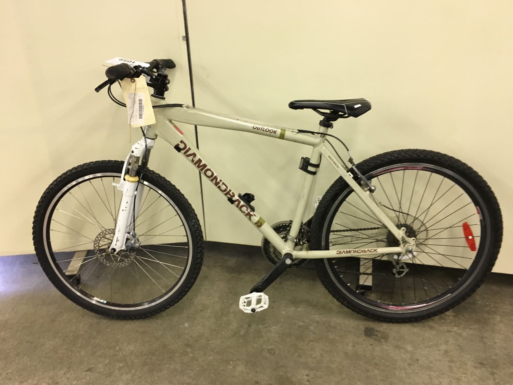 BEIGE DIAMONDBACK OUTLOOK FRONT SUSPENSION MOUNTAIN BIKE WITH FRONT ...