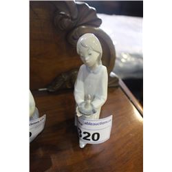 APPROX. 8.5" LLADRO FIGURINE