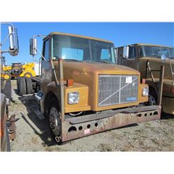 1994 VOLVO WAH64 CAB & CHASSIS TRUCK VIN/SN:4V2PCBRE7RN678113 T/A, DETROIT DIESEL ENGINE, 7 SPEED TR